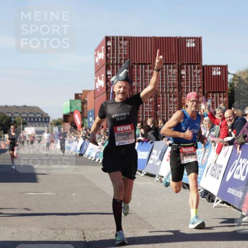 03.10.2025 - Köhlbrandbrückenlauf Jannik Wohlers http://msf.ph/oto/9100626 03.10.2025 12:57:03 Ziel 4042, 4068, 4080, 4086, 5846, 5898, 6016, 6417 meine-sportfotos.de