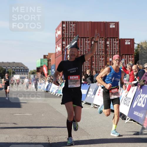 03.10.2025 - Köhlbrandbrückenlauf Jannik Wohlers http://msf.ph/oto/9100636 03.10.2025 12:57:03 Ziel 4042, 4068, 4080, 4086, 5846, 5898, 6016, 6417 meine-sportfotos.de
