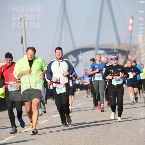 03.10.2025 - Köhlbrandbrückenlauf Jannik Wohlers http://msf.ph/oto/9100638 03.10.2025 10:02:51 Position 3 025, 3697, 3529, 1971 meine-sportfotos.de