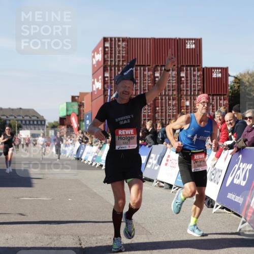03.10.2025 - Köhlbrandbrückenlauf Jannik Wohlers http://msf.ph/oto/9100645 03.10.2025 12:57:03 Ziel 4042, 4068, 4080, 4086, 5846, 5898, 6016, 6417 meine-sportfotos.de