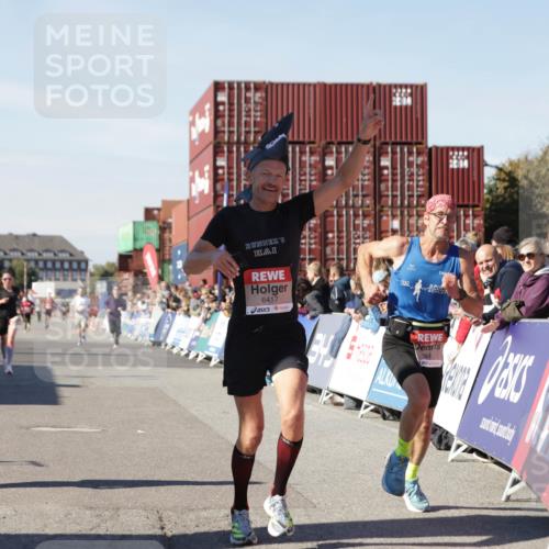 03.10.2025 - Köhlbrandbrückenlauf Jannik Wohlers http://msf.ph/oto/9100656 03.10.2025 12:57:03 Ziel 4042, 4068, 4080, 4086, 5846, 5898, 6016, 6417 meine-sportfotos.de