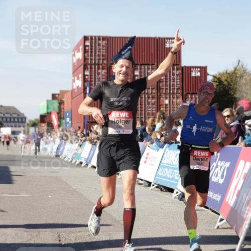 03.10.2025 - Köhlbrandbrückenlauf Jannik Wohlers http://msf.ph/oto/9100688 03.10.2025 12:57:04 Ziel 4042, 4068, 4080, 4086, 5846, 5898, 6016, 6417 meine-sportfotos.de