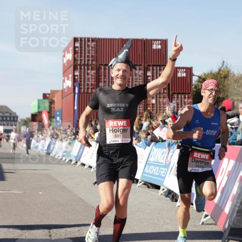 03.10.2025 - Köhlbrandbrückenlauf Jannik Wohlers http://msf.ph/oto/9100702 03.10.2025 12:57:04 Ziel 4042, 4068, 4080, 4086, 5846, 5898, 6016, 6417 meine-sportfotos.de