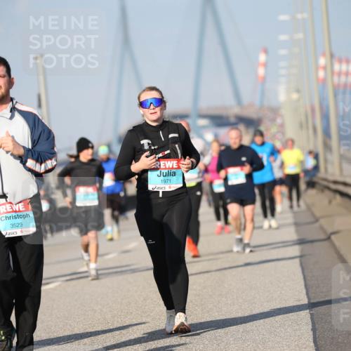 03.10.2025 - Köhlbrandbrückenlauf Jannik Wohlers http://msf.ph/oto/9100708 03.10.2025 10:02:57 Position 3 3529, 1971 meine-sportfotos.de