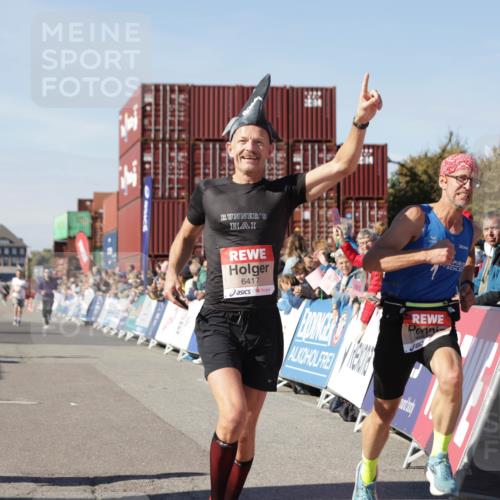 03.10.2025 - Köhlbrandbrückenlauf Jannik Wohlers http://msf.ph/oto/9100711 03.10.2025 12:57:04 Ziel 4042, 4068, 4080, 4086, 5846, 5898, 6016, 6417 meine-sportfotos.de