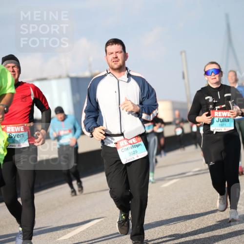 03.10.2025 - Köhlbrandbrückenlauf Jannik Wohlers http://msf.ph/oto/9100713 03.10.2025 10:02:58 Position 3 3030, 3529, 1971 meine-sportfotos.de