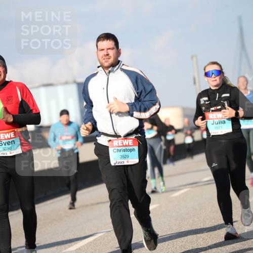 03.10.2025 - Köhlbrandbrückenlauf Jannik Wohlers http://msf.ph/oto/9100738 03.10.2025 10:02:58 Position 3 47, 3030, 3529, 1971 meine-sportfotos.de