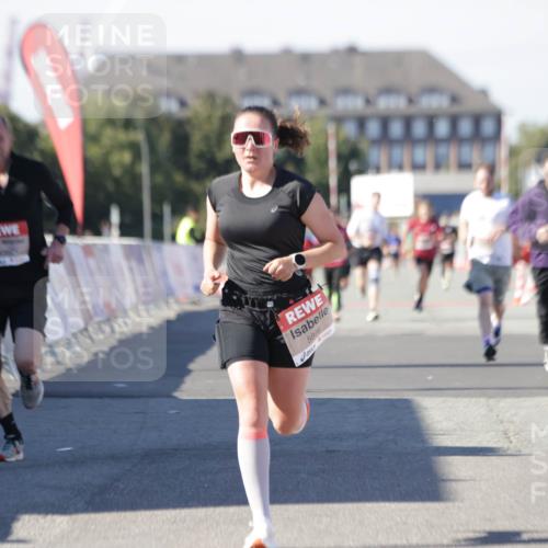 03.10.2025 - Köhlbrandbrückenlauf Jannik Wohlers http://msf.ph/oto/9100781 03.10.2025 12:57:06 Ziel 4042, 4068, 4080, 4086, 5846, 5898, 6016, 6417, 6629, 6819 meine-sportfotos.de
