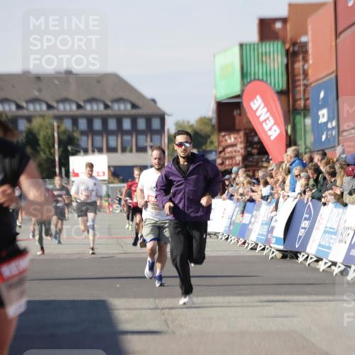 03.10.2025 - Köhlbrandbrückenlauf Jannik Wohlers http://msf.ph/oto/9100834 03.10.2025 12:57:07 Ziel 4042, 4068, 4080, 4086, 5846, 5898, 6016, 6417, 6629, 6819 meine-sportfotos.de