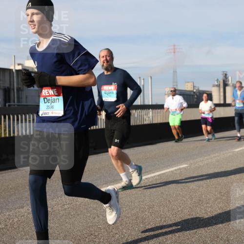 03.10.2025 - Köhlbrandbrückenlauf Lena Gebhardt http://msf.ph/oto/9100836 03.10.2025 10:11:10 Position 2 2596 meine-sportfotos.de