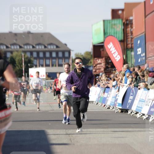 03.10.2025 - Köhlbrandbrückenlauf Jannik Wohlers http://msf.ph/oto/9100844 03.10.2025 12:57:07 Ziel 4042, 4068, 4080, 4086, 5846, 5898, 6016, 6417, 6629, 6819 meine-sportfotos.de