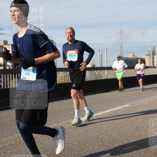 03.10.2025 - Köhlbrandbrückenlauf Lena Gebhardt http://msf.ph/oto/9100858 03.10.2025 10:11:10 Position 2 2596, 2595 meine-sportfotos.de