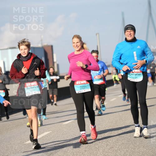03.10.2025 - Köhlbrandbrückenlauf Jannik Wohlers http://msf.ph/oto/9100866 03.10.2025 10:03:12 Position 3 3635, 3783, 3636 meine-sportfotos.de