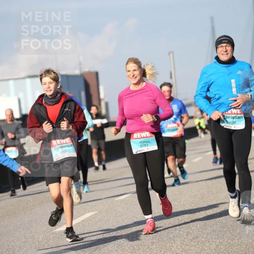 03.10.2025 - Köhlbrandbrückenlauf Jannik Wohlers http://msf.ph/oto/9100873 03.10.2025 10:03:12 Position 3 3635, 3783, 3636 meine-sportfotos.de