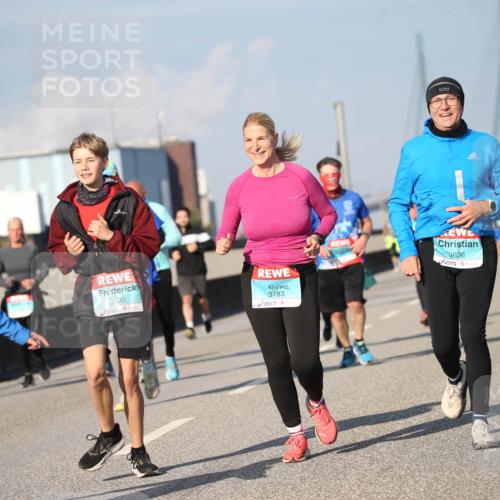03.10.2025 - Köhlbrandbrückenlauf Jannik Wohlers http://msf.ph/oto/9100879 03.10.2025 10:03:12 Position 3 3635, 3783, 3636 meine-sportfotos.de