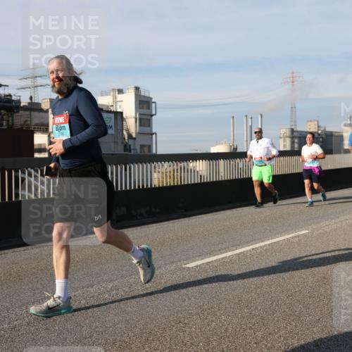 03.10.2025 - Köhlbrandbrückenlauf Lena Gebhardt http://msf.ph/oto/9100892 03.10.2025 10:11:11 Position 2  meine-sportfotos.de