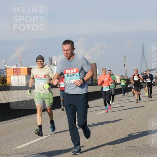 03.10.2025 - Köhlbrandbrückenlauf Jannik Wohlers http://msf.ph/oto/9100903 03.10.2025 09:48:43 Position 3 3404, 1776 meine-sportfotos.de