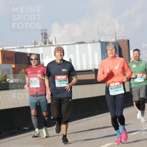 03.10.2025 - Köhlbrandbrückenlauf Jannik Wohlers http://msf.ph/oto/9100905 03.10.2025 09:48:45 Position 3 2995, 3139, 1595, 1105 meine-sportfotos.de