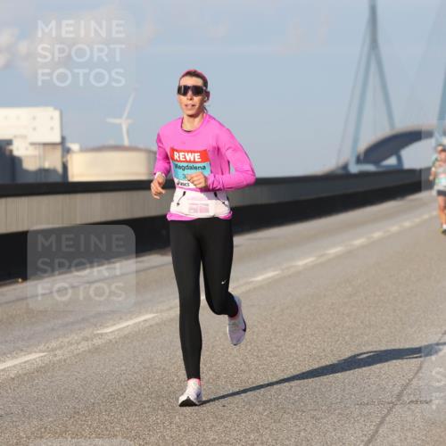 03.10.2025 - Köhlbrandbrückenlauf Lena Gebhardt http://msf.ph/oto/9100907 03.10.2025 09:36:23 Position 2 32 meine-sportfotos.de