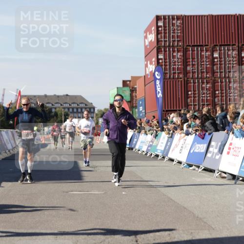 03.10.2025 - Köhlbrandbrückenlauf Jannik Wohlers http://msf.ph/oto/9101000 03.10.2025 12:57:09 Ziel 4042, 4068, 4080, 4086, 4251, 5699, 5846, 5898, 5926, 6417, 6629, 6819 meine-sportfotos.de