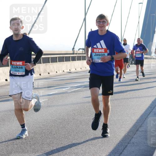 03.10.2025 - Köhlbrandbrückenlauf Strokosch-Dieckow http://msf.ph/oto/9101003 03.10.2025 09:20:20 Position 1 3226, 123 meine-sportfotos.de