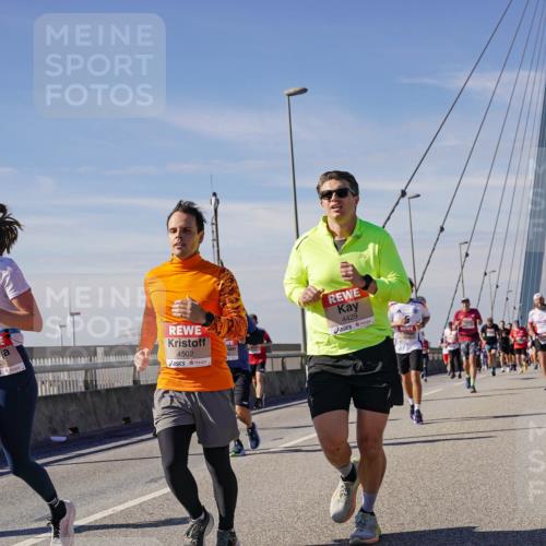 03.10.2025 - Köhlbrandbrückenlauf Michael Burmester http://msf.ph/oto/9101004 03.10.2025 12:46:29 Position 2 6330, 4502, 4429, 111 meine-sportfotos.de