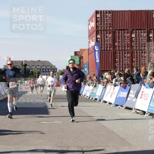 03.10.2025 - Köhlbrandbrückenlauf Jannik Wohlers http://msf.ph/oto/9101035 03.10.2025 12:57:09 Ziel 4042, 4068, 4080, 4086, 4251, 5699, 5846, 5898, 5926, 6417, 6629, 6819 meine-sportfotos.de