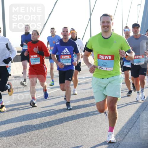 03.10.2025 - Köhlbrandbrückenlauf Strokosch-Dieckow http://msf.ph/oto/9101059 03.10.2025 09:20:24 Position 1 3705, 1028, 3841, 1040, 3785 meine-sportfotos.de