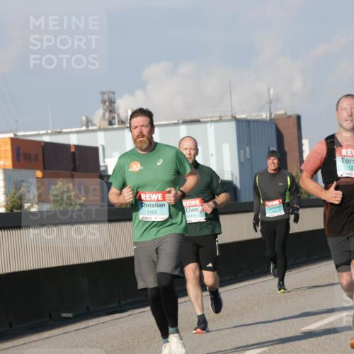 03.10.2025 - Köhlbrandbrückenlauf Jannik Wohlers http://msf.ph/oto/9101061 03.10.2025 09:48:48 Position 3 1105, 1493, 3301, 1274 meine-sportfotos.de