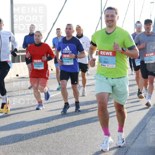 03.10.2025 - Köhlbrandbrückenlauf Strokosch-Dieckow http://msf.ph/oto/9101074 03.10.2025 09:20:24 Position 1 3705, 1028, 3841, 3785, 104 meine-sportfotos.de