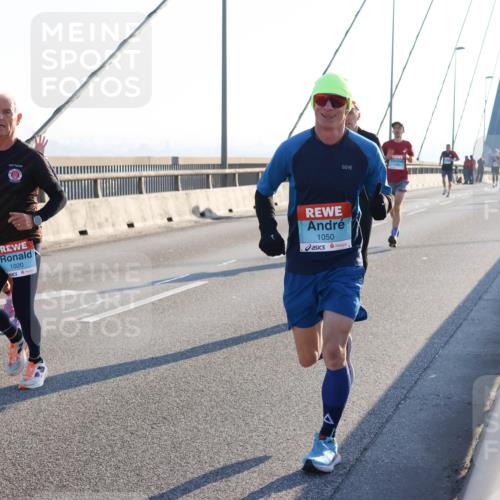 03.10.2025 - Köhlbrandbrückenlauf Strokosch-Dieckow http://msf.ph/oto/9101097 03.10.2025 09:20:30 Position 1 1020, 1050 meine-sportfotos.de