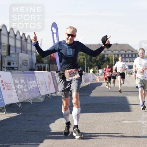 03.10.2025 - Köhlbrandbrückenlauf Jannik Wohlers http://msf.ph/oto/9101098 03.10.2025 12:57:11 Ziel 4042, 4080, 4251, 5699, 5846, 5898, 5926, 6417, 6629, 6819 meine-sportfotos.de