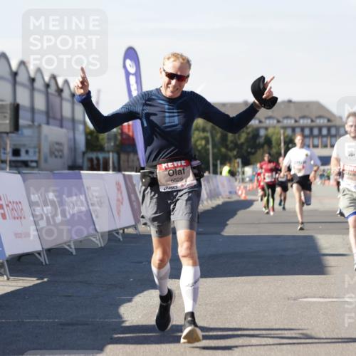 03.10.2025 - Köhlbrandbrückenlauf Jannik Wohlers http://msf.ph/oto/9101107 03.10.2025 12:57:11 Ziel 4042, 4080, 4251, 5699, 5846, 5898, 5926, 6417, 6629, 6819 meine-sportfotos.de