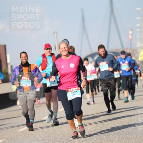 03.10.2025 - Köhlbrandbrückenlauf Jannik Wohlers http://msf.ph/oto/9101110 03.10.2025 10:03:27 Position 3 2200, 2943, 1663 meine-sportfotos.de