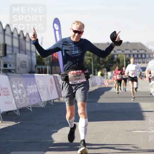 03.10.2025 - Köhlbrandbrückenlauf Jannik Wohlers http://msf.ph/oto/9101115 03.10.2025 12:57:11 Ziel 4042, 4080, 4251, 5699, 5846, 5898, 5926, 6417, 6629, 6819 meine-sportfotos.de
