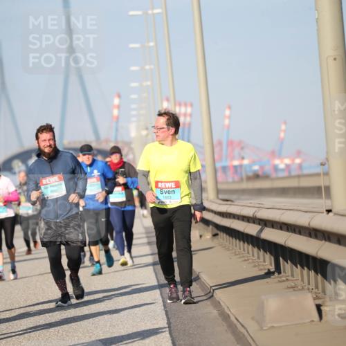 03.10.2025 - Köhlbrandbrückenlauf Jannik Wohlers http://msf.ph/oto/9101116 03.10.2025 10:03:28 Position 3 561, 1562, 1663 meine-sportfotos.de