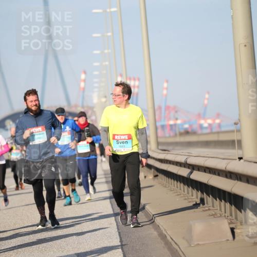 03.10.2025 - Köhlbrandbrückenlauf Jannik Wohlers http://msf.ph/oto/9101123 03.10.2025 10:03:28 Position 3 2943, 1561, 1562, 1663 meine-sportfotos.de