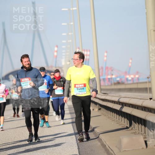 03.10.2025 - Köhlbrandbrückenlauf Jannik Wohlers http://msf.ph/oto/9101126 03.10.2025 10:03:29 Position 3 2943, 1561, 1562, 1663 meine-sportfotos.de