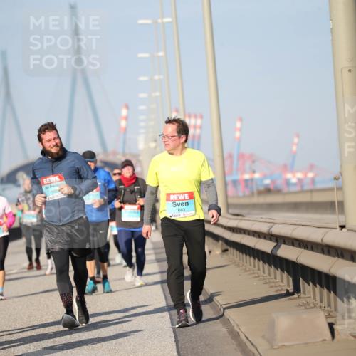 03.10.2025 - Köhlbrandbrückenlauf Jannik Wohlers http://msf.ph/oto/9101138 03.10.2025 10:03:29 Position 3 1561, 1562, 1663 meine-sportfotos.de