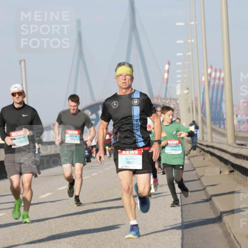 03.10.2025 - Köhlbrandbrückenlauf Jannik Wohlers http://msf.ph/oto/9101150 03.10.2025 09:48:51 Position 3 1207, 3832, 3498 meine-sportfotos.de