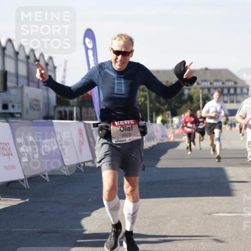 03.10.2025 - Köhlbrandbrückenlauf Jannik Wohlers http://msf.ph/oto/9101153 03.10.2025 12:57:11 Ziel 4042, 4080, 4251, 5699, 5846, 5898, 5926, 6417, 6629, 6819 meine-sportfotos.de