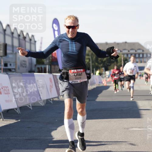 03.10.2025 - Köhlbrandbrückenlauf Jannik Wohlers http://msf.ph/oto/9101161 03.10.2025 12:57:11 Ziel 4042, 4080, 4251, 5699, 5846, 5898, 5926, 6417, 6629, 6819 meine-sportfotos.de