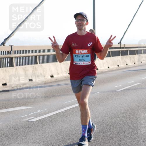 03.10.2025 - Köhlbrandbrückenlauf Strokosch-Dieckow http://msf.ph/oto/9101182 03.10.2025 09:20:33 Position 1 1035 meine-sportfotos.de