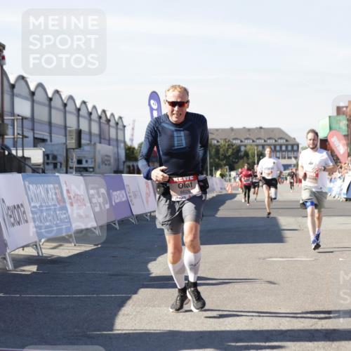03.10.2025 - Köhlbrandbrückenlauf Jannik Wohlers http://msf.ph/oto/9101217 03.10.2025 12:57:12 Ziel 4042, 4080, 4251, 5699, 5846, 5898, 5926, 6417, 6629, 6819 meine-sportfotos.de