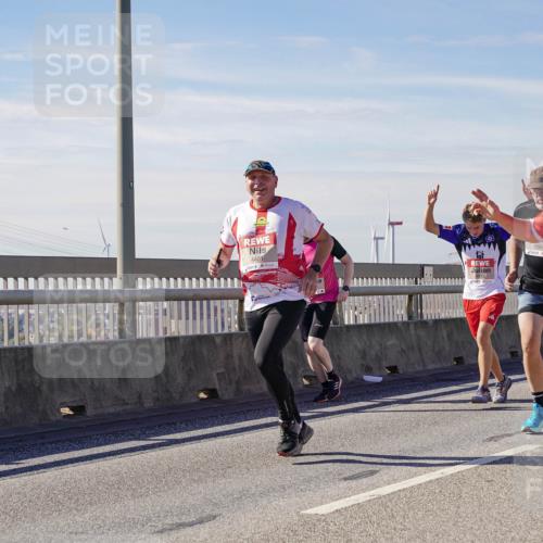 03.10.2025 - Köhlbrandbrückenlauf Michael Burmester http://msf.ph/oto/9101233 03.10.2025 12:46:40 Position 2 4401, 6563, 6530 meine-sportfotos.de