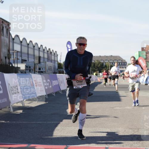 03.10.2025 - Köhlbrandbrückenlauf Jannik Wohlers http://msf.ph/oto/9101260 03.10.2025 12:57:12 Ziel 4042, 4080, 4251, 5699, 5846, 5898, 5926, 6417, 6629, 6819 meine-sportfotos.de
