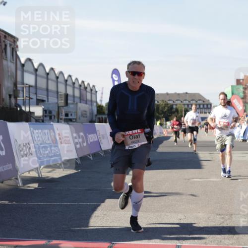 03.10.2025 - Köhlbrandbrückenlauf Jannik Wohlers http://msf.ph/oto/9101272 03.10.2025 12:57:12 Ziel 4042, 4080, 4251, 5699, 5846, 5898, 5926, 6417, 6629, 6819 meine-sportfotos.de