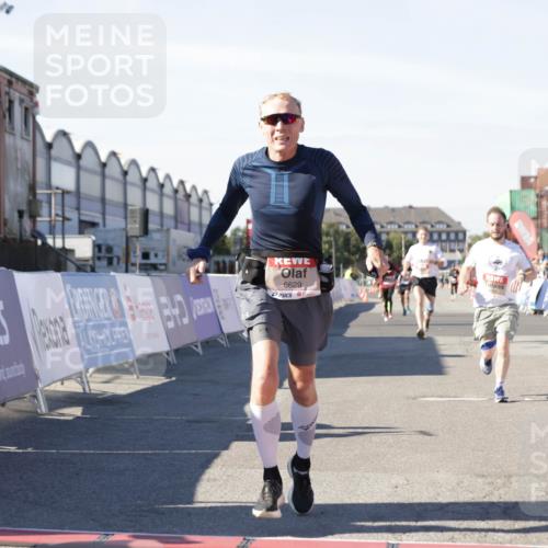 03.10.2025 - Köhlbrandbrückenlauf Jannik Wohlers http://msf.ph/oto/9101289 03.10.2025 12:57:12 Ziel 4042, 4080, 4251, 5699, 5846, 5898, 5926, 6417, 6629, 6819 meine-sportfotos.de