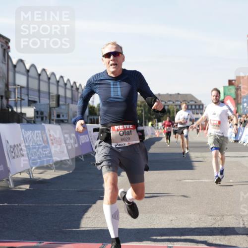03.10.2025 - Köhlbrandbrückenlauf Jannik Wohlers http://msf.ph/oto/9101324 03.10.2025 12:57:12 Ziel 4042, 4080, 4251, 5699, 5846, 5898, 5926, 6417, 6629, 6819 meine-sportfotos.de