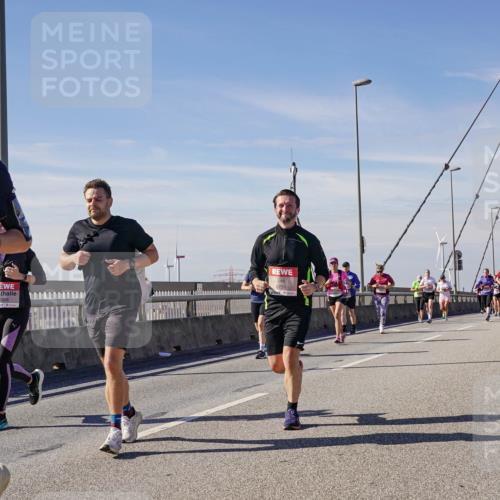 03.10.2025 - Köhlbrandbrückenlauf Michael Burmester http://msf.ph/oto/9101345 03.10.2025 12:46:43 Position 2 6743, 6751 meine-sportfotos.de